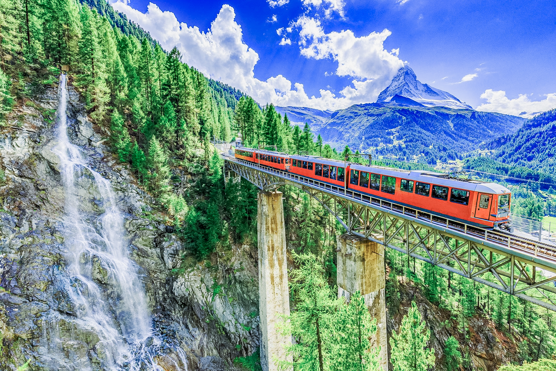 Train sur viaduc alpin Suisse