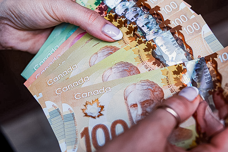 Acheter des dollars canadiens à l’avance